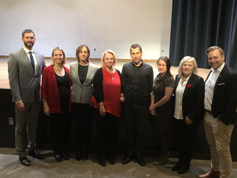 Marc Arseneau, directeur de l’École secondaire catholique Saint-Frère-André, Sonia Bordet, conseillère pédagogique au CSC Mon Avenir, Carole Wilson, leader du cadre d’efficacité au CSC Mon Avenir, Debbie Callan, conseillère pédagogique du dossier PNMI au CSC Mon Avenir, Jonathan Lainey, conférencier, Alexe Beaulieu, conseillère pédagogique du dossier PNMI au CS Viamonde, Michelle Lapointe, agente d’éducation au Ministère de l’éducation et Francis Cronier-Thériault, directeur de l’École secondaire Toronto Ouest.