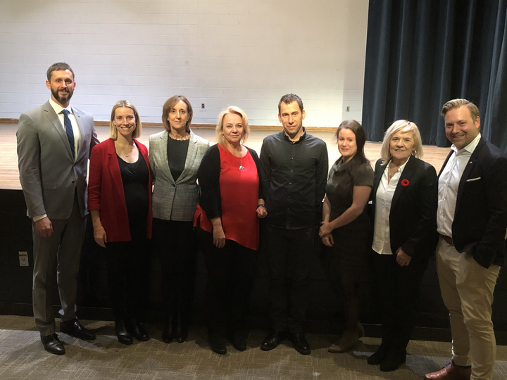 Marc Arseneau, directeur de l’École secondaire catholique Saint-Frère-André, Sonia Bordet, conseillère pédagogique au CSC Mon Avenir, Carole Wilson, leader du cadre d’efficacité au CSC Mon Avenir, Debbie Callan, conseillère pédagogique du dossier PNMI au CSC Mon Avenir, Jonathan Lainey, conférencier, Alexe Beaulieu, conseillère pédagogique du dossier PNMI au CS Viamonde, Michelle Lapointe, agente d’éducation au Ministère de l’éducation et Francis Cronier-Thériault, directeur de l’École secondaire Toronto Ouest.