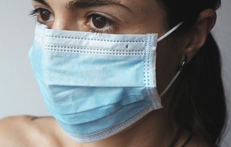 une femme portant un masque médical