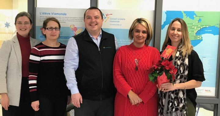 M. Martin Bertrand est allé remettre des poinsettias en mains propres dans quelques écoles et bureaux administratifs. Les membres du comité exécutif, aidé du personnel de liaison communautaire et des communications, lui ont prêté mains fortes dans la tournée des 56 écoles et 4 bureaux administratifs Viamonde.